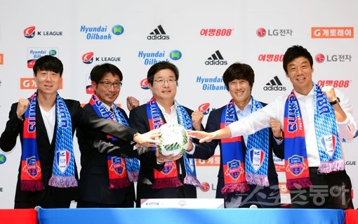 수원FC 이승현과 조덕제 감독, 염태영 수원시장, 수원삼성 서정원 감독과 염기훈(왼쪽부터)이 12일 수원시청에서 열린 ‘수원더비’ 미디어데이에 참석해 선전을 다짐하고 있다. 두 감독은 14일 수원종합운동장에서 펼쳐지는 한국프로축구 사상 첫 연고지 더비를 앞두고 필승의 의지를 다졌다. 수원｜김민성 기자 marineboy@donga.com