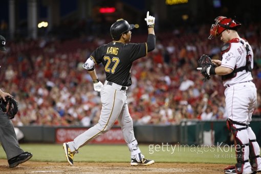 5경기에서 벌써 홈런 3방이다. 피츠버그 강정호가 12일(한국시간) 오하이오주 그레이트아메리칸볼파크에서 열린 신시내티와 원정경기에서 2-4로 뒤진 7회초 좌월 솔로홈런을 날린 뒤 홈을 밟고 오른쪽 검지를 하늘로 올리며 세리머니를 하고 있다. 사진=ⓒGettyimages이매진스