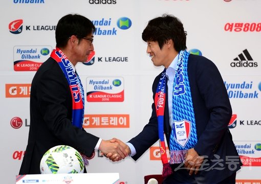 수원FC 조덕제 감독(왼쪽)과 수원삼성 서정원 감독이 12일 수원시청에서 열린 수원더비 미디어데이에 앞서 악수하며 인사하고 있다. 14일 벌어지는 두 팀의 맞대결은 한국프로축구 사상 처음 열리는 연고지 더비다. 수원｜김민성 기자 marineboy@donga.com