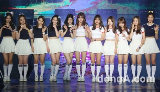 프로젝트 걸그룹 I.O.I로 활동 중인 정채연(왼쪽에서 5번째)이 다음달 팀을 일시 이탈해 원 소속팀 다이아로 복귀한다. 계약상으로는 문제가 없지만 팬들은 “유료투표에 참여해 뽑은 데 대한 예의가 아니다”며 반감을 드러냈다. 동아닷컴DB