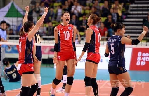 한국여자배구대표팀은 14일부터 일본 도쿄에서 열리는 리우올림픽 최종예선에 참가한다. 한국은 세계 정상급 공격수 김연경(10번)을 중심으로 2회 연속 본선 진출을 노린다. 스포츠동아DB