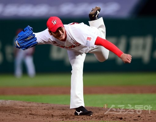 SK 김광현이 12일 인천 SK행복드림구장 두산전에서 특유의 역동적인 모습으로 공을 던지고 있다. 이날 김광현은 자신과 똑같은 통산 101승 투수 장원준과 맞대결에서 승리했다. 문학｜김민성 기자 marineboy@donga.com