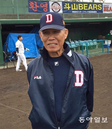 지난해 말 일본 미야자키에서 열린 두산 마무리 훈련 캠프에서 김재환과 오재일의 타격을 지도해 준 박영길 전 삼성 감독.미야자키=김종석기자 kjs0123@donga.com