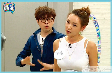 MBC 〈마이 리틀 텔레비전〉에 출연한 배윤정 단장이 ‘모르모트’라는 별명이 붙은 PD에게 ‘픽미 댄스’를 가르치고 있다.