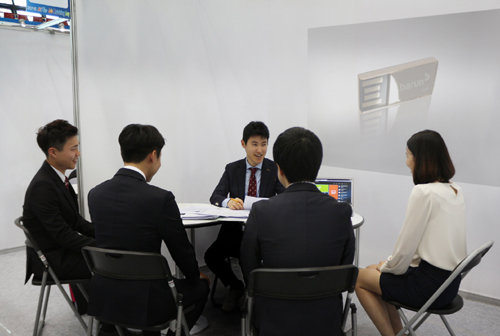 12일 한국산업기술대학교 실내체육관에서 열린 ‘2016 KPU 잡 매칭 데이’에서 바른전자 관계자가 대학생을 대상으로 1:1 현장면접과 진로 취업 컨설팅을 진행하고 있다.