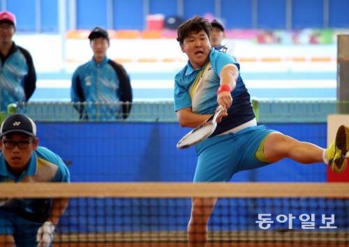 13일 경북문경 시민정구장에서 열린 94회 동아일보 정구대회 남자단체전 결승전에서 우승팀 달성군청 김종윤선수가 스매싱하고 있다. 김경제 기자 kjk5873@donga.com