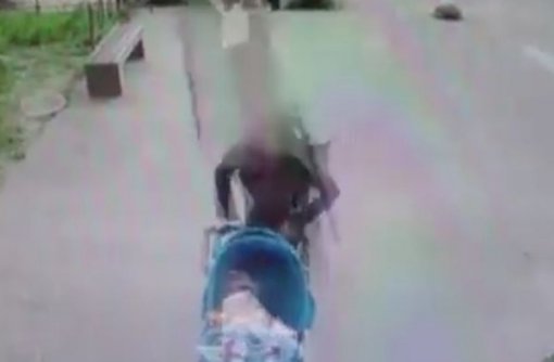 간발의 차이로 아기 목숨 살린 母 (사진=해당영상 캡처)