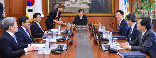 이주열 한국은행 총재(가운데)가 13일 서울 중구 남대문로 한국은행 본관에서 금융통화위원회에 앞서 신임 금통위원들과 환담을 나누고 있다. 이날 한은 금통위는 기준금리를 연 1.5%로 동결했다. 사진공동취재단