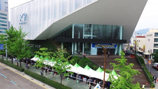 거제센트럴자이 견본주택 입장을 기다리는 예비 청약자들 (자료:GS건설)