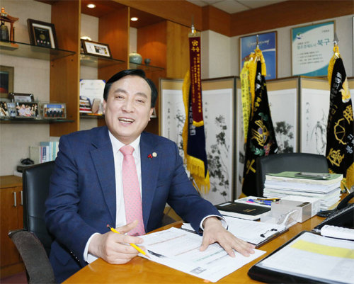 박천동 울산 북구청장이 달천철장을 소재로 한 ‘쇠부리축제’에 대해 설명하고 있다. 북구 제공