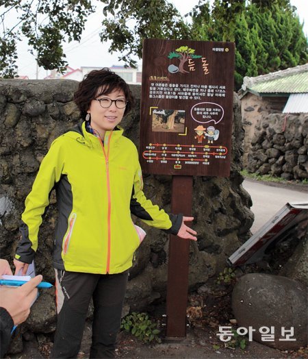 국내 최초의 여성 창극 연출가인 정도연 감독은 올레길을 걷다가 제주에 정착한 뒤 축제, 공연 등을 기획하거나 연출하며 새롭게 문화를 입히고 있다. 임재영 기자 jy788@donga.com