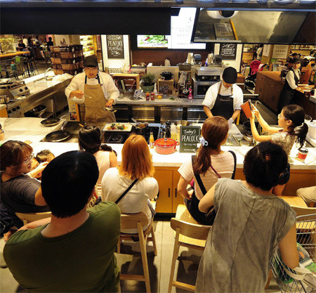 ▲소비자들에게 건강한 식문화를 확산시키기 위해 이마트가 개설한 ‘피코크 키친’에서 요리사들이 요리를 선보이고 있다.