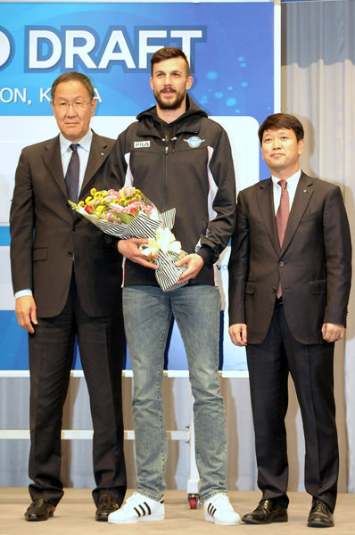 대한항공 박기원 감독(맨 왼쪽)이 13일 인천 하버파크호텔에서 열린 외국인선수 공개선발에서 최대카드로 꼽힌 슬로베니아 출신 밋차 가스파리니(가운데)를 가장 먼저 지명한 뒤 기념촬영을 함께했다. 사진제공｜한국배구연맹
