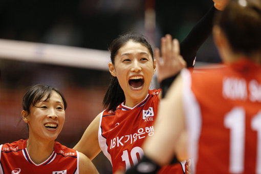 한국여자배구대표팀 김연경(오른쪽). 사진제공｜국제배구연맹