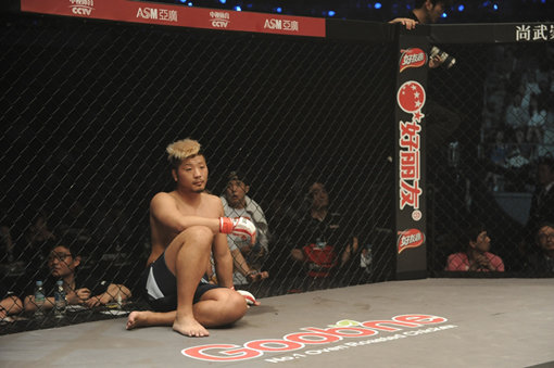 권아솔이 14일 열린 ‘로드FC 031’ 쿠와바라 키요시와의 경기에서 1라운드 18초 만에 KO를 당한 뒤 케이지 위에서 허탈해 하고 있다. 권아솔은 경기 후 “후두부를 맞아 기억이 안 난다”며 “최홍만과의 매치는 계속 할 의사가 있다”고 말했다. 사진제공｜로드FC