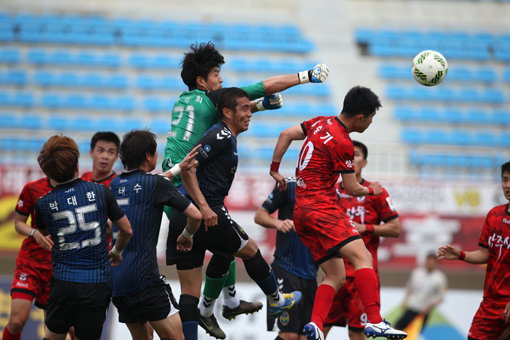 인천 골키퍼 이태희(21번)가 15일 상주시민운동장에서 열린 상주전에서 상대 공격수와 몸싸움을 벌이며 펀칭을 하고 있다. 이태희는 2-2로 맞선 후반 10분 6초룰을 위반해 간접 프리킥을 내주며 역전패의 빌미를 제공했다. 사진제공｜한국프로축구연맹