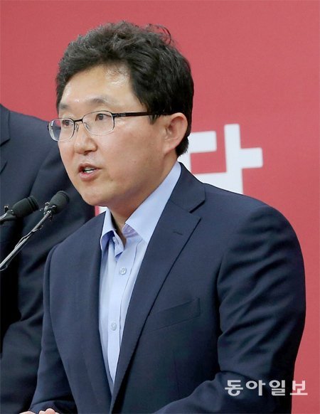 새누리당 혁신위원장으로 선임된 김용태 의원이 15일 서울 여의도 당사에서 혁신 방향을 밝히고 있다. 원대연 기자 yeon72@donga.com