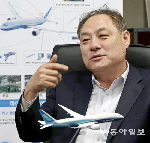 하상헌 하이즈항공 사장이 보잉 B787에 들어가는 날개 부품에 대해 설명하고 있다. 박경모 기자 momo@donga.com