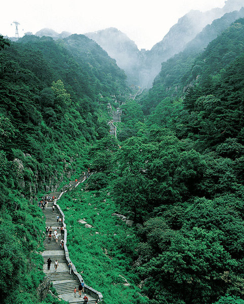 중국 산둥성 타이산(태산)여행의 백미인 십팔반. 1600여개의 계단으로 수직고도가 400m에 달한다. 사진제공｜중국 산둥성 여유국