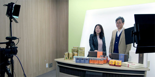 서울 서초구 강남대로 aT센터의 스마트 스튜디오에서 이 센터 소속 전문가가 농식품업체의 상품 홍보 동영상을 찍고 있다.  한국농수산식품유통공사 제공