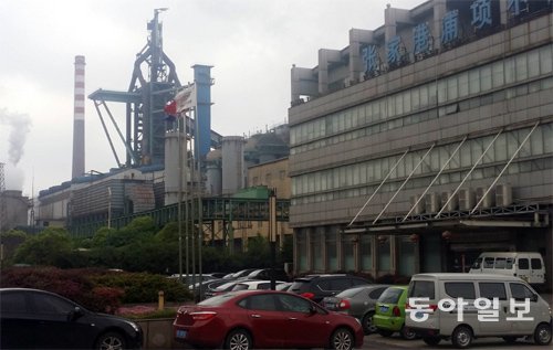 중국 장쑤 성 장자강 시의 포스코 현지 법인 ‘장자강포항불수강(스테인리스철강)유한공사’ 1, 2공장(오른쪽 건물) 옆에는 중국 최대 민영철강 회사인 사강강철공장이 들어서 있다. 2003년 포스코 2공장이 완공될 때까지 주변이 천 빈 공터였다. 사강은 급속히 성장해 지금은 포스코 공장 주변이 모두 사강 공장으로 둘러싸였다. 장자강=구자룡 특파원 bonhong@donga.com