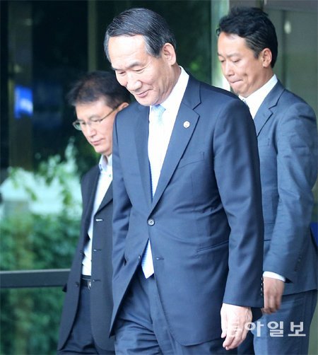 ‘태풍의 눈’ 보훈처장 박승춘 국가보훈처장(가운데)이 16일 오후 퇴근하기 위해 서울 용산구의 
서울지방보훈청을 나서고 있다. 박 처장은 5·18민주화운동 기념식에서 ‘임을 위한 행진곡’을 현행대로 합창하기로 이날 결정했고 
야권은 이에 반발해 박 처장의 해임촉구결의안을 추진하겠다고 밝혔다. 장승윤 기자 tomato99@donga.com