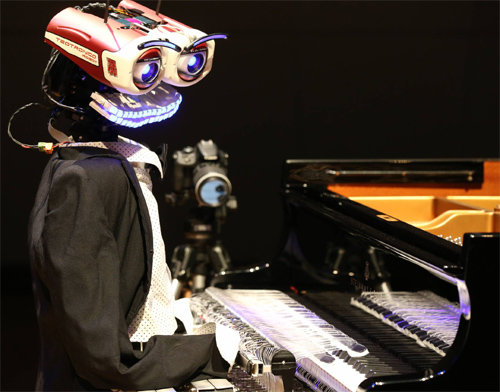 이탈리아 피아니스트 로베르토 프로 세다와 대결을 벌인 피아노 로봇 ‘테오’. 손가락 53개를 가진 테오는 바흐, 헨델, 모차르트 등 작곡가 143명의 800여 곡을 악보없이 칠 수 있다. 성남문화재단 제공