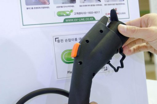 충전기 머리 부분을 태그해야 충전을 시작할 수 있다(출처=IT동아)