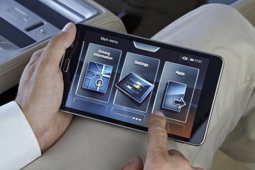 네트워크 기술은 우리의 삶에 큰 영향을 주고 있다. 자동차라고 예외는 아니다. 이미지는 BMW 7 시리즈의 차량 기능을 설정하는 모습. (출처=BMW 그룹 코리아)