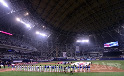 국내 최초 돔구장인 서울 고척스카이돔이 제4회 월드베이스볼클래식(WBC) 본선 1라운드 개최지로 낙점될 전망이다. 한국과 경쟁관계에 있던 대만이 유치 신청을 철회하면서 가능성이 커졌다. 사진은 지난해 고척돔 개장 기념으로 열렸던‘서울 슈퍼시리즈’ 한국-쿠바전. 스포츠동아DB