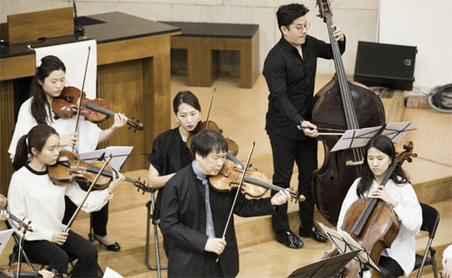 강동석 서울스프링실내악축제 예술감독(가운데)은 “실내악은 연주자의 사고를 유연하게 만든다”고 말했다. SSF집행위원회 제공