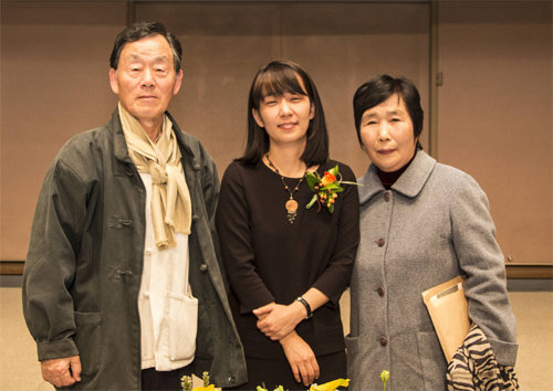 소설가 한강(가운데)이 2014년 ‘소년이 온다’로 만해문학상을 받은 뒤 아버지인 소설가 한승원 씨, 어머니 임감오 씨와 나란히 기념촬영을 했다. 창비 제공