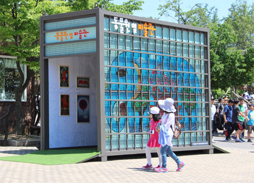 코끼리 수송용 상자를 이용해 만든 서울어린이대공원의 ‘동물원 옆 미술관’ 모습. 상자 겉면에 그려진 코끼리가 이색적이다. 서울어린이대공원 제공