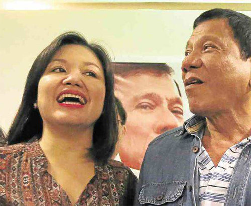 로드리고 두테르테 필리핀 대통령 당선인(71·오른쪽)이 9일 대선 결과가 발표된 직후 수도 마닐라에서 25년 연하 부인인 시엘레토 허닐렛 아반세냐 씨(46)와 함께 기쁨을 나누고 있다. 사진 출처 인콰이어러 홈페이지