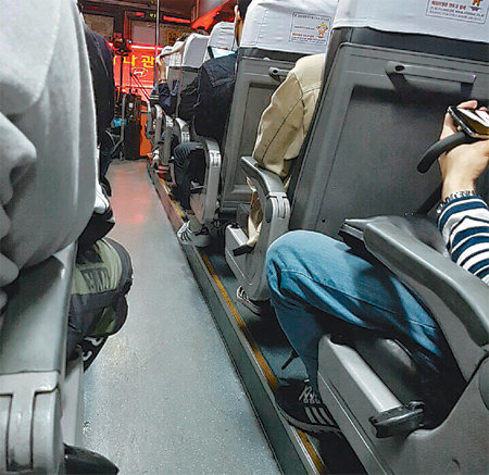 9일 밤 경인고속도로를 달리는 인천행 광역버스에서 승객들이 안전띠를 매지않은 채 휴대전화를 사용하거나 잠을 자고 있다.