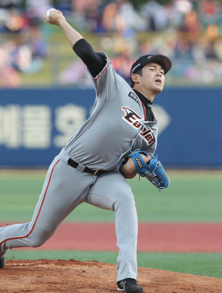 한화 이태양은 지난해 4월 팔꿈치 인대접합수술을 마치고 약 1년간 재활 후 그라운드에 복귀했다. 아픔을 겪으면서 성숙해진 그는 포크볼과 팔꿈치 부상의 연관성에 대해서도 “부담은 가겠지만 그만큼 보강운동을 더 하면 된다”며 의연한 모습이다. 사진제공｜스포츠코리아