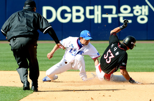 올 시즌을 앞두고 대부분의 감독이 뛰는 야구를 강조했지만 오히려 도루 개수는 감소세를 보이고 있다. 치열하게 서로를 견제한 결과가 도루 시도, 도루 성공 횟수 감소로 이어졌다는 분석이다. 사진제공｜스포츠코리아