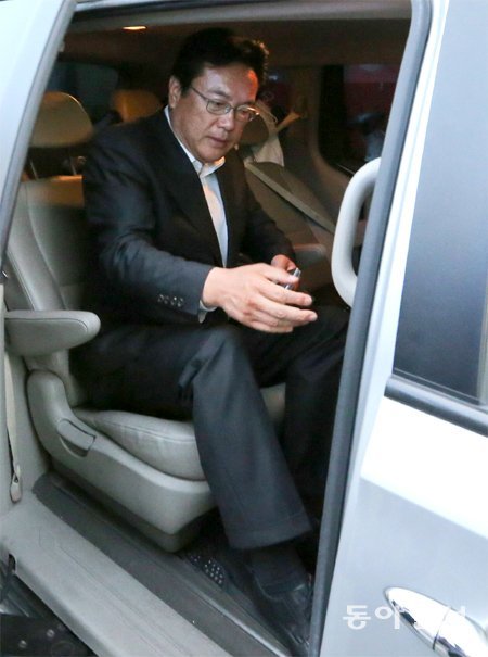 정진석 “생각 좀 가다듬겠다” 새누리당 정진석 원내대표가 18일 충남 공주시 자신의 사무소를 나와 
차량에 타고 있다. 정 원내대표는 5·18민주화운동 기념식에 참석한 후 서울행 KTX를 타고 오던 중 갑자기 지역구인 공주에 
하차했고 “(향후 대응에 대해) 생각을 좀 가다듬겠다”고 밝혔다. 공주=원대연 기자 yeon72@donga.com