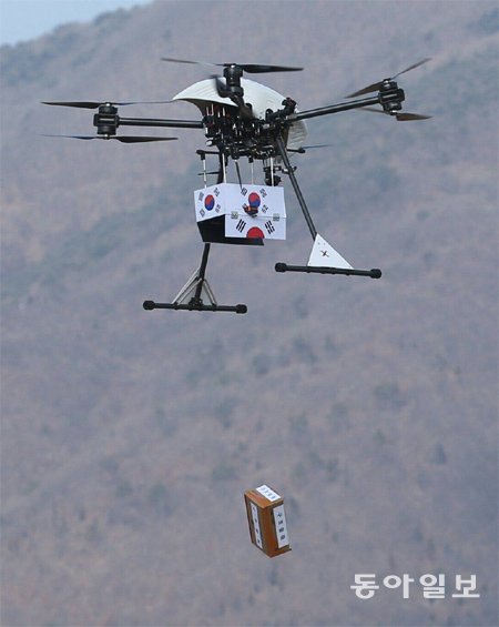 올해 2월 강원 영월군 영월읍에서 드론이 응급 구호품을 나르고 있다. 국토교통부는 드론 신산업 상용화를 위해 시연행사를 마련헀다. 신원건 기자 laputa@donga.com