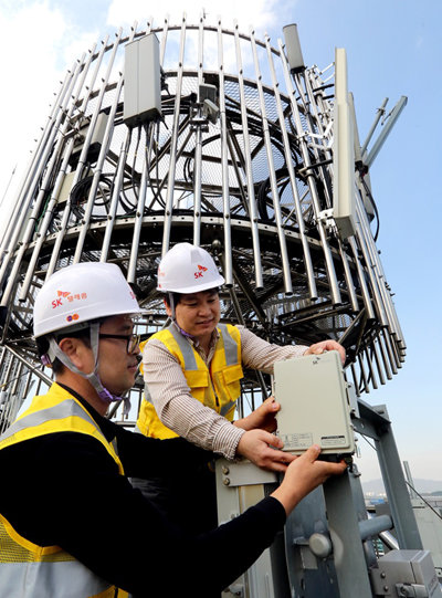SK텔레콤 직원들이 LoRa 기지국을 설치하고 성능을 테스트하고 있다. 사진=SK텔레콤 제공