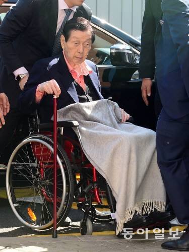 신격호 롯데그룹 총괄회장이 16일 휠체어를 탄 채 서울 종로구 대학로 서울대병원에 들어서고 있다. 신원건 기자 laputa@donga.com