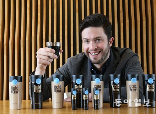 미국 바리스타 대회 챔피언인 찰스 바빈스키가 자신의 이름을 딴 한국야쿠르트의 콜드브루 커피 ‘콜드브루 by 바빈스키’ 제품을 소개하고 있다. 동아일보DB