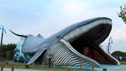 울산 장생포 고래마을 입구의 고래모형 조형물.