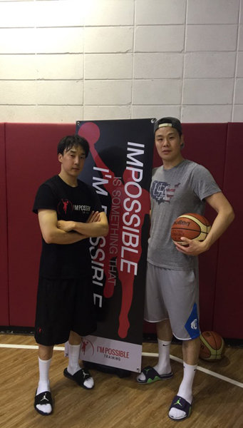 원주 동부 소속으로 2015~2016시즌을 마친 뒤 은퇴한 김현중(왼쪽)이 스킬 트레이너로 변신했다. 그는 최근 kt 조성민의 개인훈련을 돕고 있다. 사진제공｜김현중