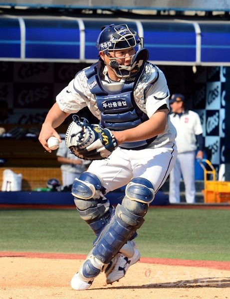 두산 포수 양의지는 투수 리드는 배터리 간의 상호 신뢰와 포수의 확신에서 출발한다고 말한다. 인내심과 기다림이 포수의 덕목이라고 믿는 그는 생애 두 번째 우승반지를 향해 오늘도 마스크를 쓴다. 스포츠동아DB
