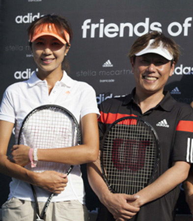 전미라·윤종신(오른쪽) 부부가 테니스 4대 메이저 대회의 하나로 꼽히는 프랑스 오픈에서 세계 랭킹 1위 조코비치와 만날 것으로 기대를 모으고 있다. 사진제공｜아디다스