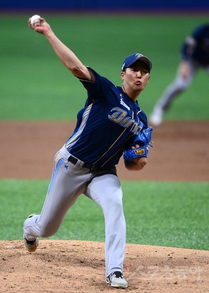 19일 서울 고척스카이돔에서 ‘2016 타이어뱅크 KBO리그’ 넥센 히어로즈와 NC 다이노스의 경기가 열렸다. 1회말 NC 선발 정수민이 힘차게 공을 던지고 있다. 고척｜김진환 기자 kwangshin00@donga.com