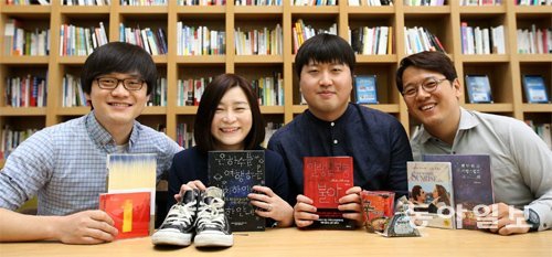 교보문고 ‘편집샵: K’를 운영하는 모바일인터넷영업팀 이익재 황은정 과장, 최지환 사원, 이재현 대리(왼쪽부터). 이들은 “몰랐던 좋은 책을 소개해준 사람, 책의 세계로 이끈 사람으로 기억되고 싶다”고 말했다. 파주=장승윤 기자 tomato99@donga.com