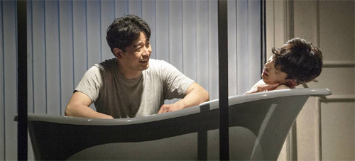 연극 ‘킬 미 나우’에서 제이크(배수빈·왼쪽)와 조이(오종혁)가 진솔한 대화를 나누며 서로를 알아가는 시간인 목욕 장면. 연극열전 제공