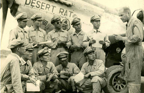 1950년 6월 26일 미 공군으로부터 F-51 전투기 10대를 인수하기 위해 일본으로 건너간 한국 조종사들이 미군 교관으로부터 조종 교육 등을 받고 있다. 뒷줄 왼쪽에서 세 번째가 고 김신 전 공군참모총장. 공군 제공